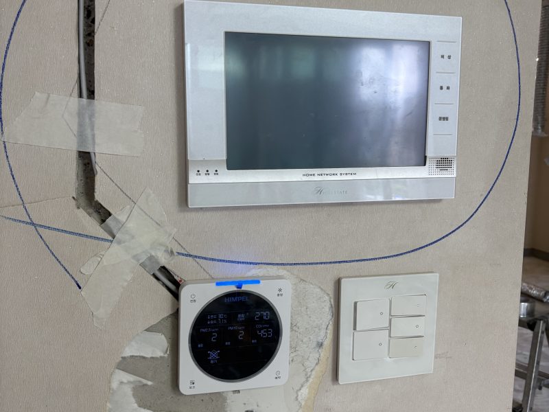 노원 아파트공기순환기 벽부 컨트롤러의 PM2.5·CO2·온습도 표시 화면