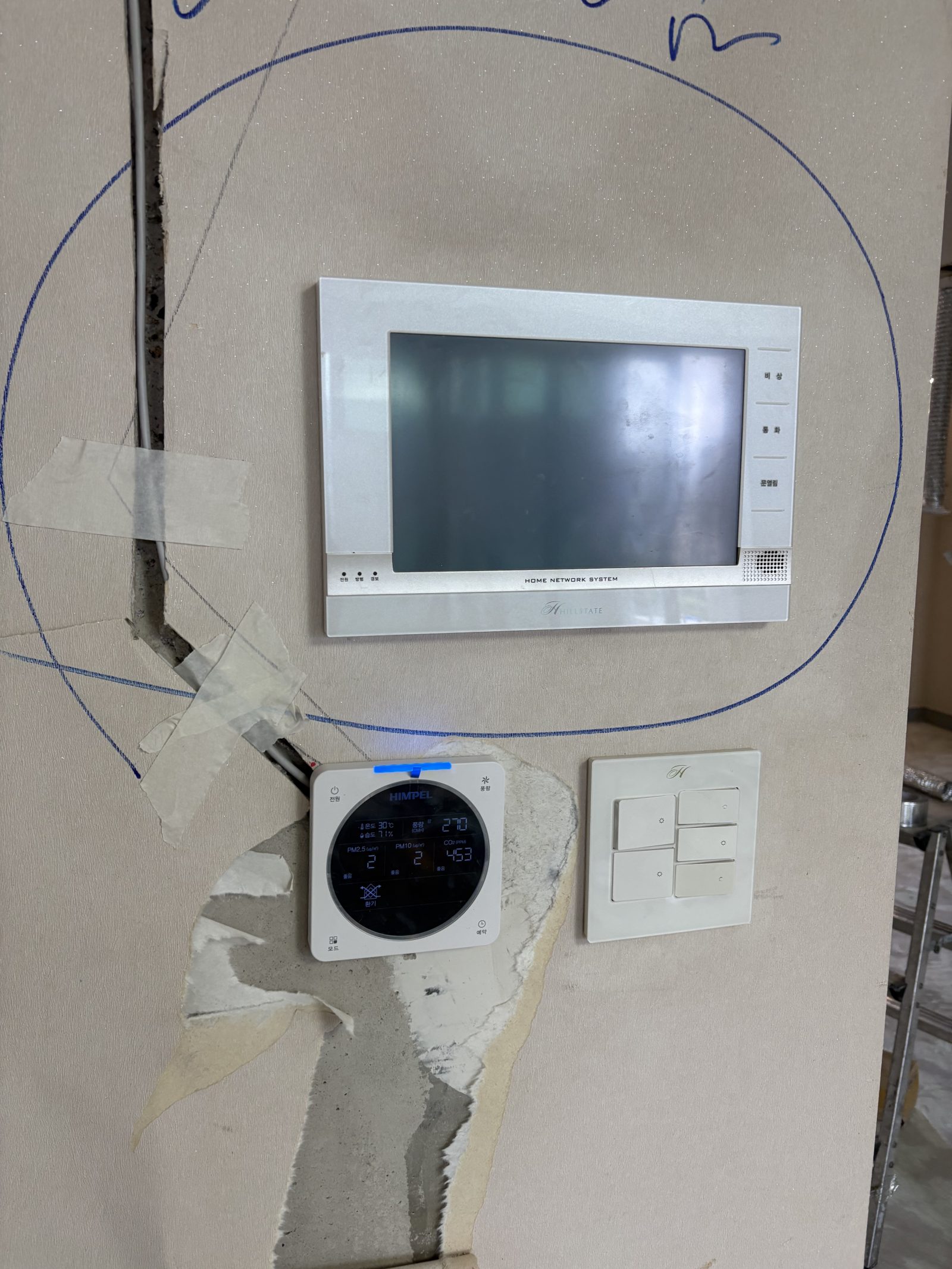 노원 아파트공기순환기 벽부 컨트롤러의 PM2.5·CO2·온습도 표시 화면